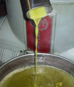 Esce l'olio fresco